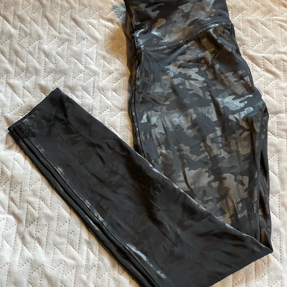 Spanx camo leggings women’s size large black pre-owned condition - Picture 2 of 10